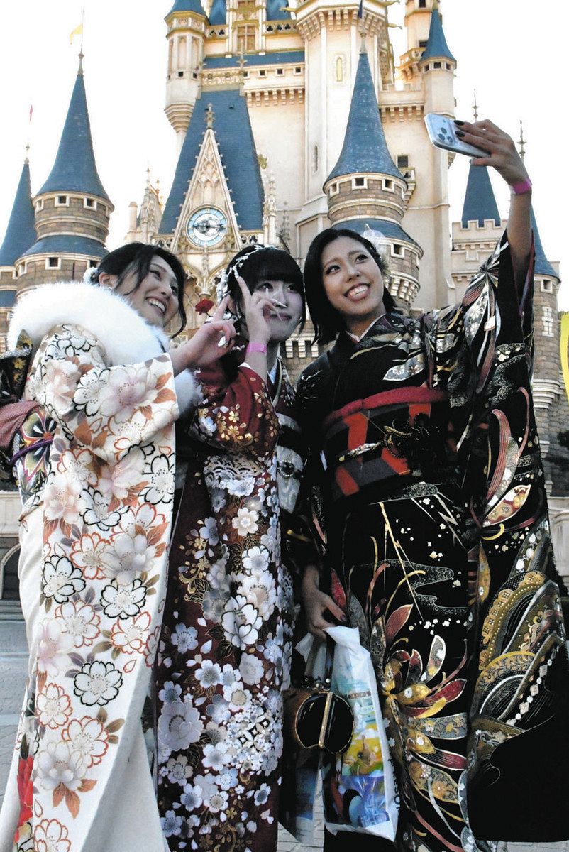 二十歳の集い 華やか 浦安・TDLでミッキーら祝福 「いろんなことに