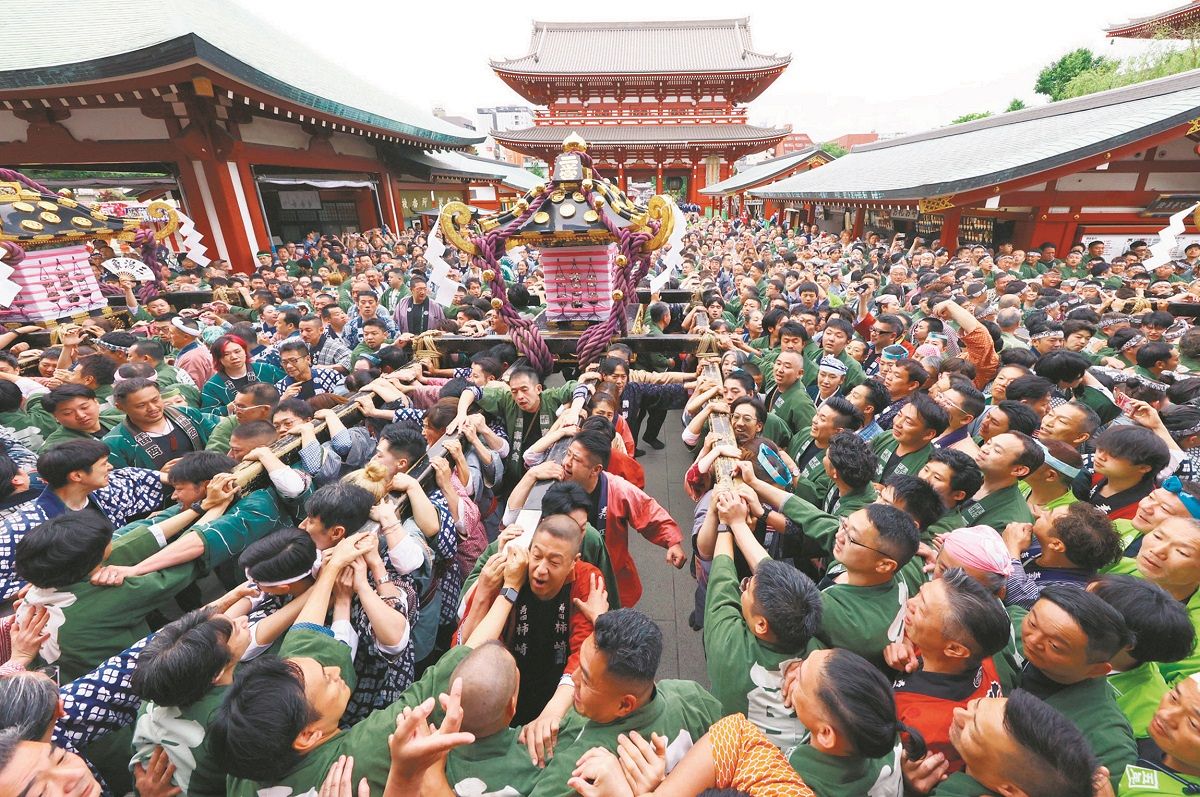 三社祭を写真と動画で 4年ぶりの本格開催 街には声が響き、熱気に包