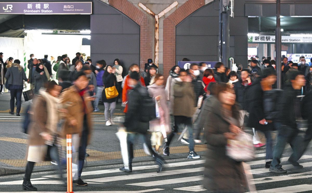 新橋駅前を歩く人たち