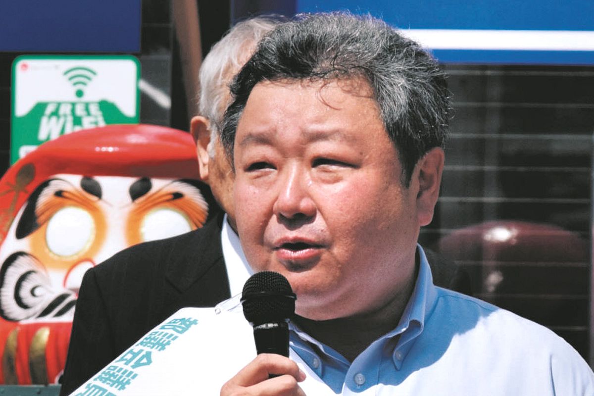 今回の都議選で、第一声をあげる三宅正彦さん＝2025年6月13日、東京都大島町元町で（佐藤裕介撮影）