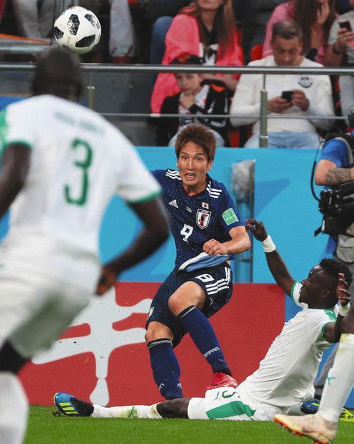 サッカーＷ杯ロシア大会の日本−セネガル後半、クロスを上げる原口選手（中央）＝２０１８年６月、エカテリンブルクで