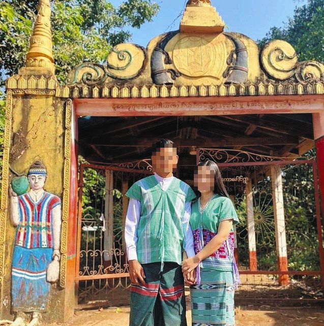 昨年１２月、ミャンマー南東部カイン州で、こぢんまりとした結婚式を挙げた２人＝男性提供（一部画像処理）