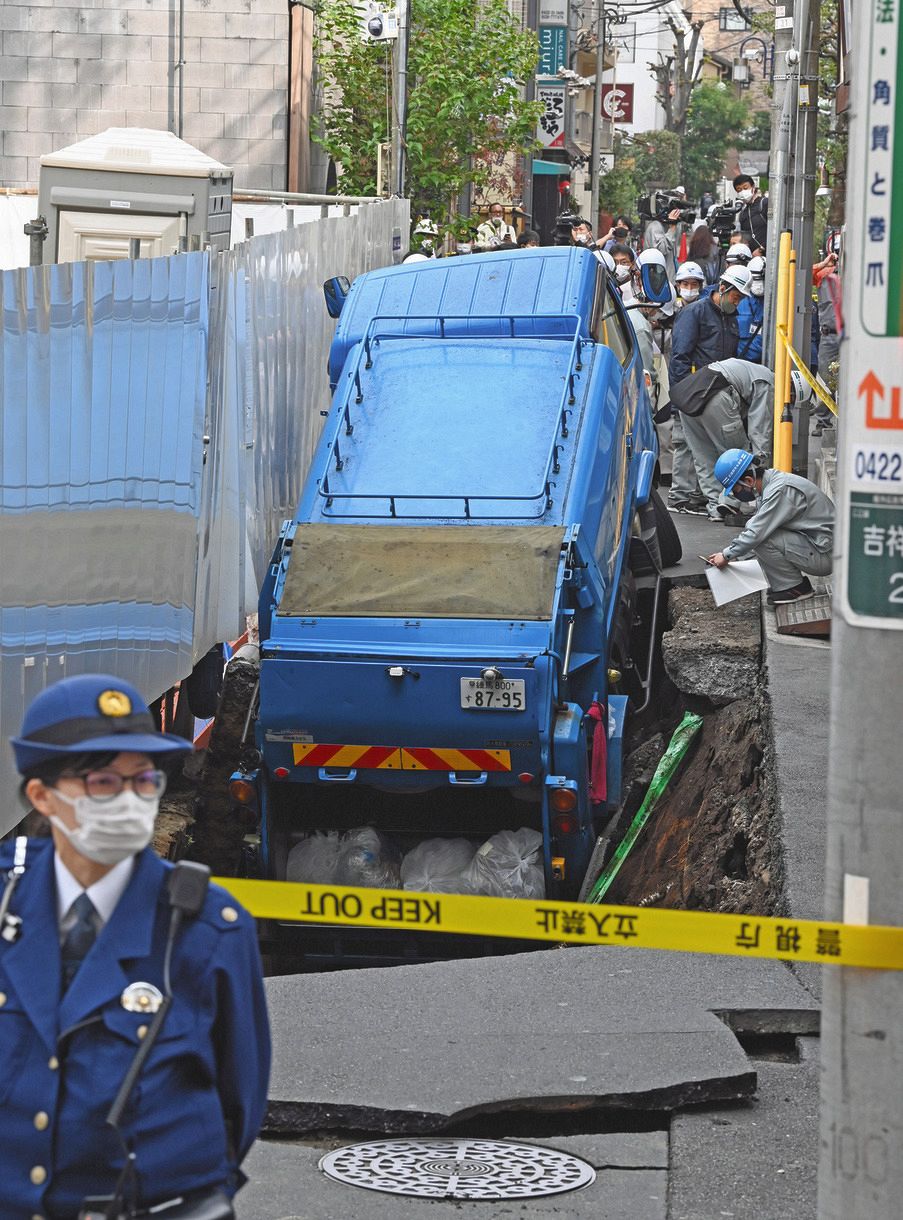 道路陥没 ゴミ収集車はまる 東京 吉祥寺 東京新聞 Tokyo Web