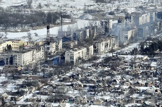 ロシア軍の侵攻により破壊されたウクライナ東部バフムートの街並み＝AP