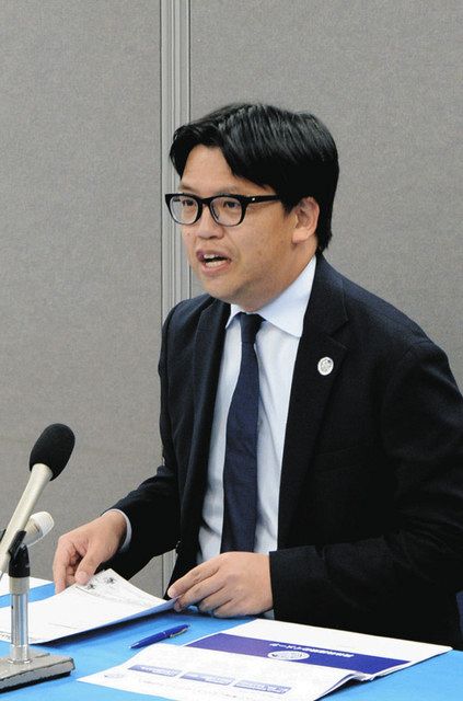 新スタジアムの建設計画を発表する小島耕社長＝県庁で 