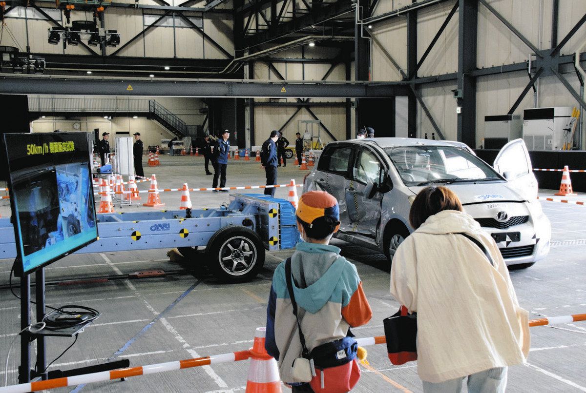 交通安全への意識伝える つくばの日本自動車研究所が施設公開 衝突実験