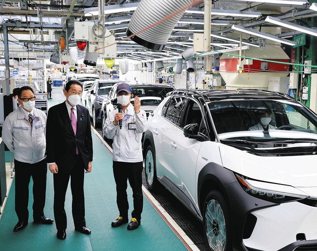 ＥＶやＨＶなどさまざまな電動車を造り分ける混流ラインを視察する岸田首相（左から２人目）ら＝愛知県豊田市のトヨタ自動車元町工場（代表撮影）