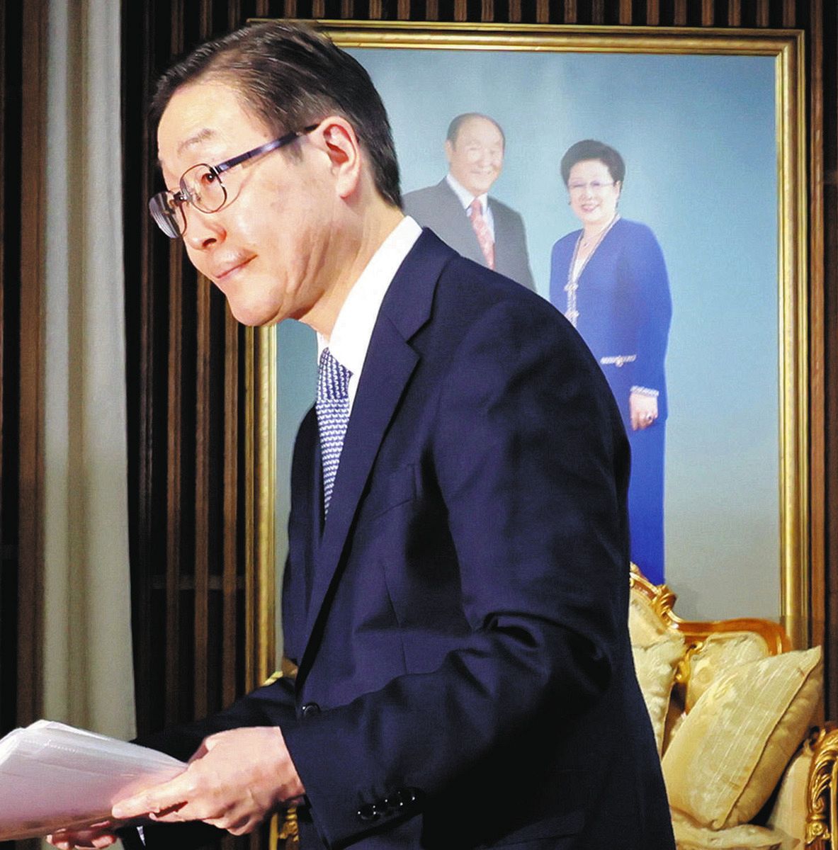 Tomihiro Tanaka, chairman of the former Unification Church, leaves the press conference after announcing a 10 billion yen deposit.A panel of the founder was displayed behind it on the 7th in Shibuya Ward, Tokyo.