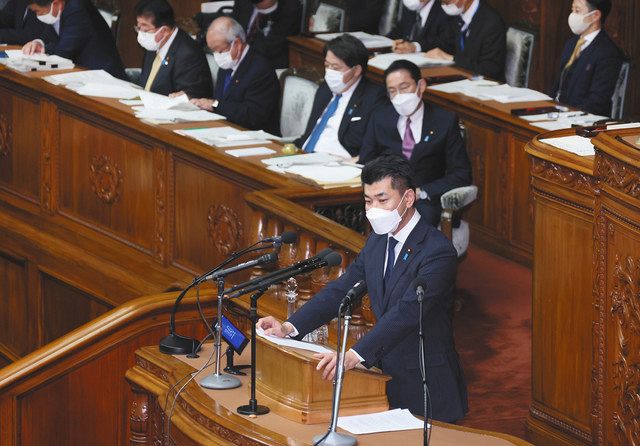 衆院本会議で代表質問をする立憲民主党の泉代表。後方手前右は岸田首相