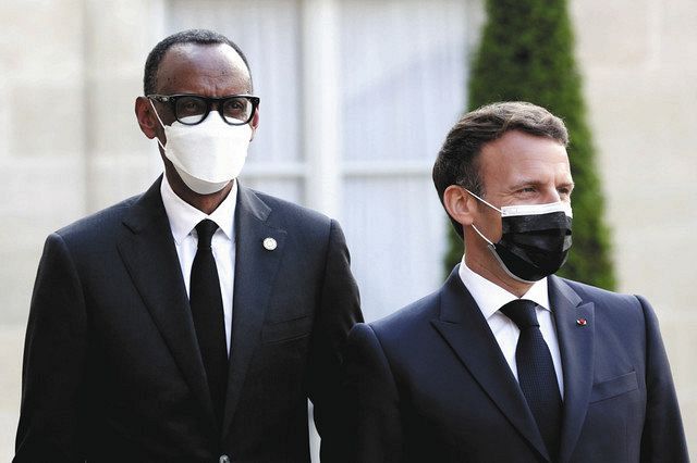 １７日、パリを訪問したルワンダのカガメ大統領（左）と出迎えたマクロン仏大統領＝ＡＰ