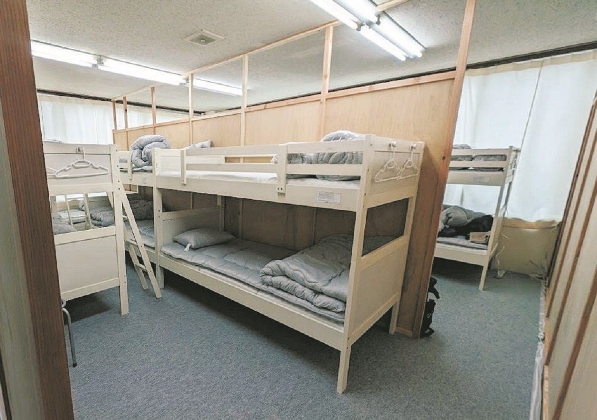 宿泊施設内には、ボランティア用の２段ベッドが並ぶ＝石川県穴水町で