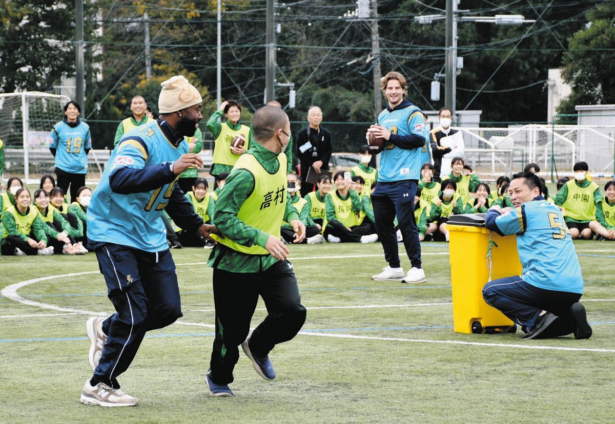 オービック 初の学校体験会 習志野高生、アメフト挑戦 タックルやパス