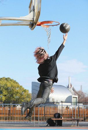 児童養護施設で育った山田剛さん（仮名）。大好きなバスケットボールに熱中する＝東京都渋谷区で