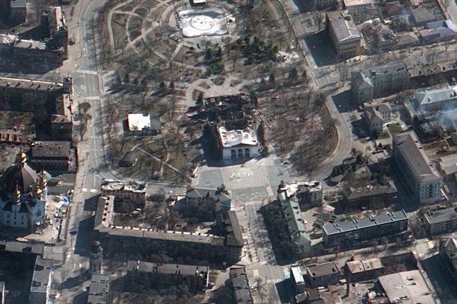 空爆で破壊されたマリウポリ市内の劇場＝19日撮影、2020 Maxar Technologies提供、AP