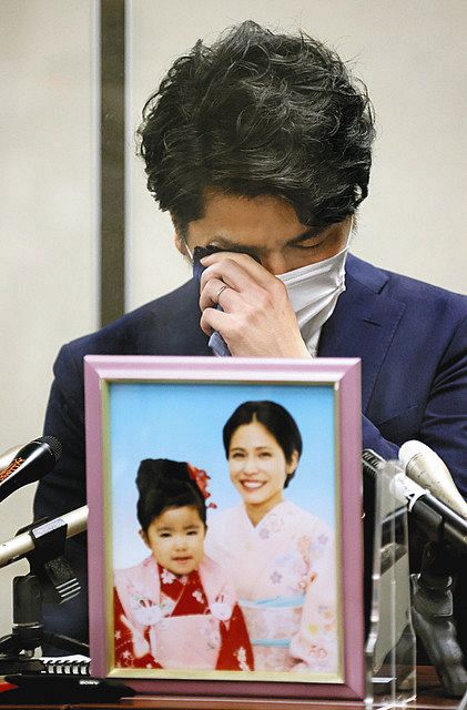 真菜さんと莉子ちゃんの写真を前に、記者会見で涙する遺族の松永拓也さん＝２１日午後、東京・霞が関の司法記者クラブで