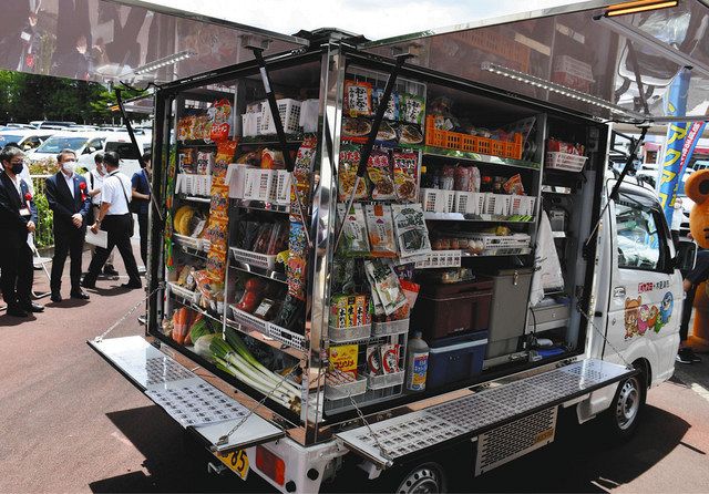 買い物支援が必要な高齢者のため、木更津市が導入した「移動スーパー」＝木更津市朝日で 