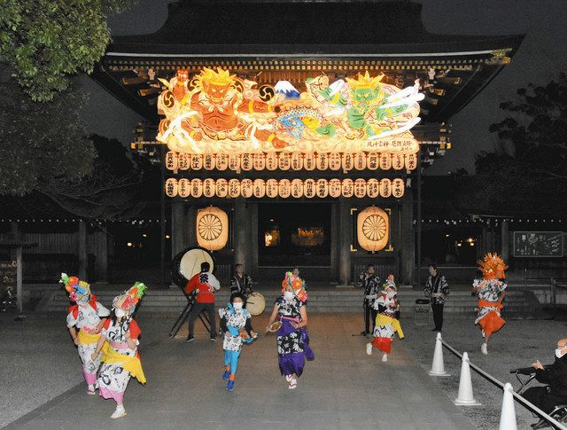 神門のねぶたの前でお囃子に合わせて踊る子どもたち＝寒川町の寒川神社で
