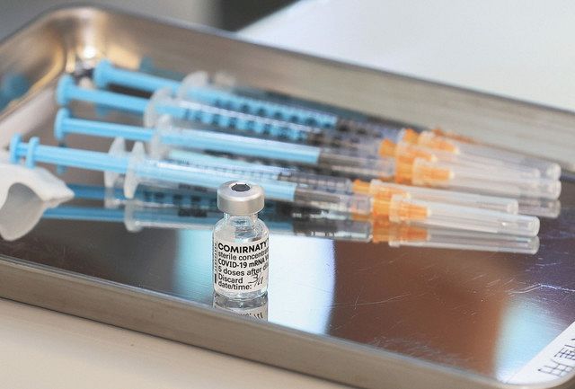 新型コロナウイルスワクチンと注射器