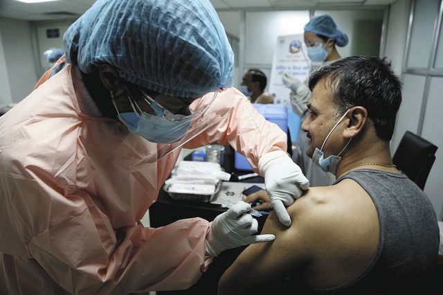 ２７日、ネパールの首都カトマンズの病院で、インドから提供されたワクチンの接種を受けるネパール人医師＝AP