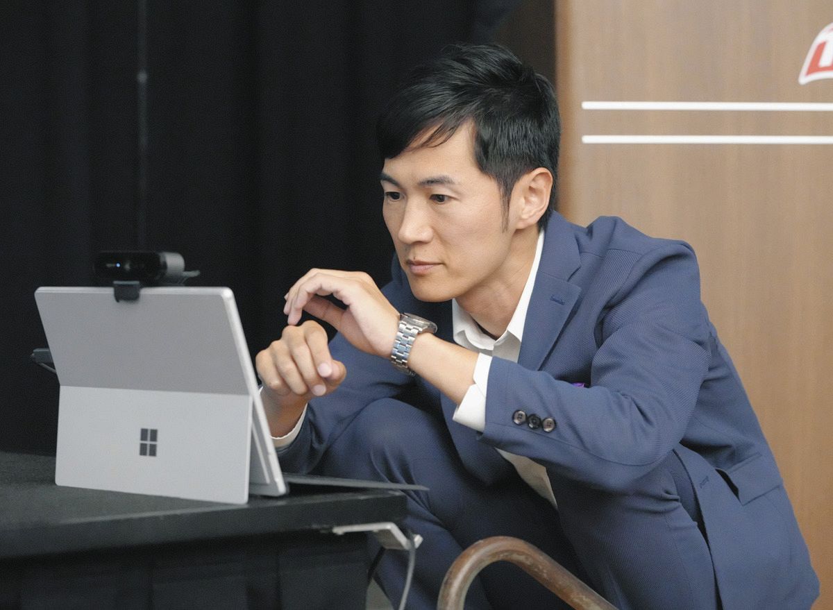 Shinji Ishimaru looks at his computer as his victory in the Tokyo winter election becomes certain (Photo by Yu Kido)