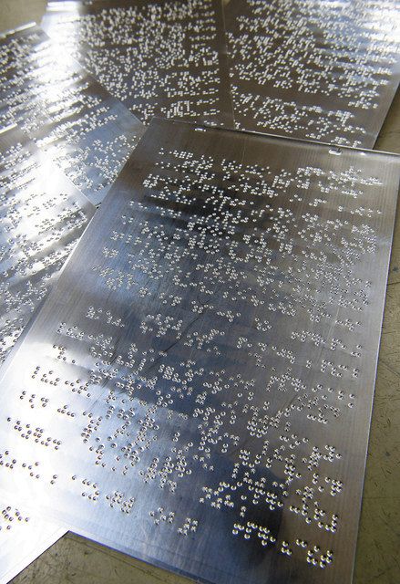 全自動点字製版機で製作された２枚重ねの亜鉛板