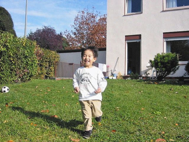 ドイツの自宅の庭を走る当時４歳の直樹さん＝２００５年撮影（太田修嗣さん提供）
