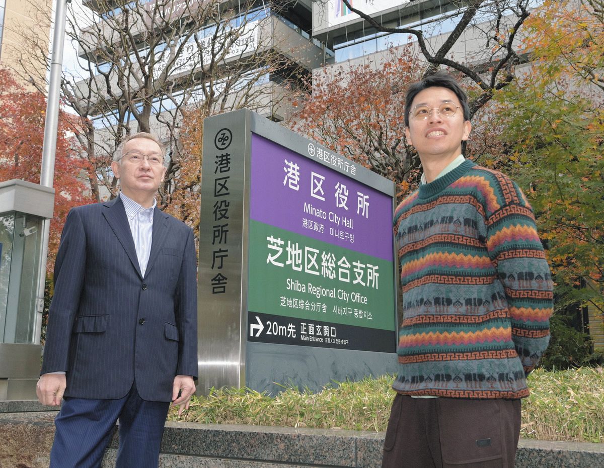 港区の脱炭素を後押しする請願を出した「ゼロエミッション港を目指す会」の吉永瑞能さん（左）と江沢孝太朗さん＝東京都港区で（川上智世撮影）