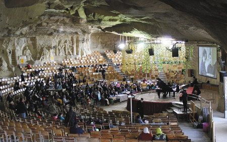 １月２７日、マンシェット・ナセルの高台にある丘をくりぬいた洞窟教会で文化交流イベントが開かれた
