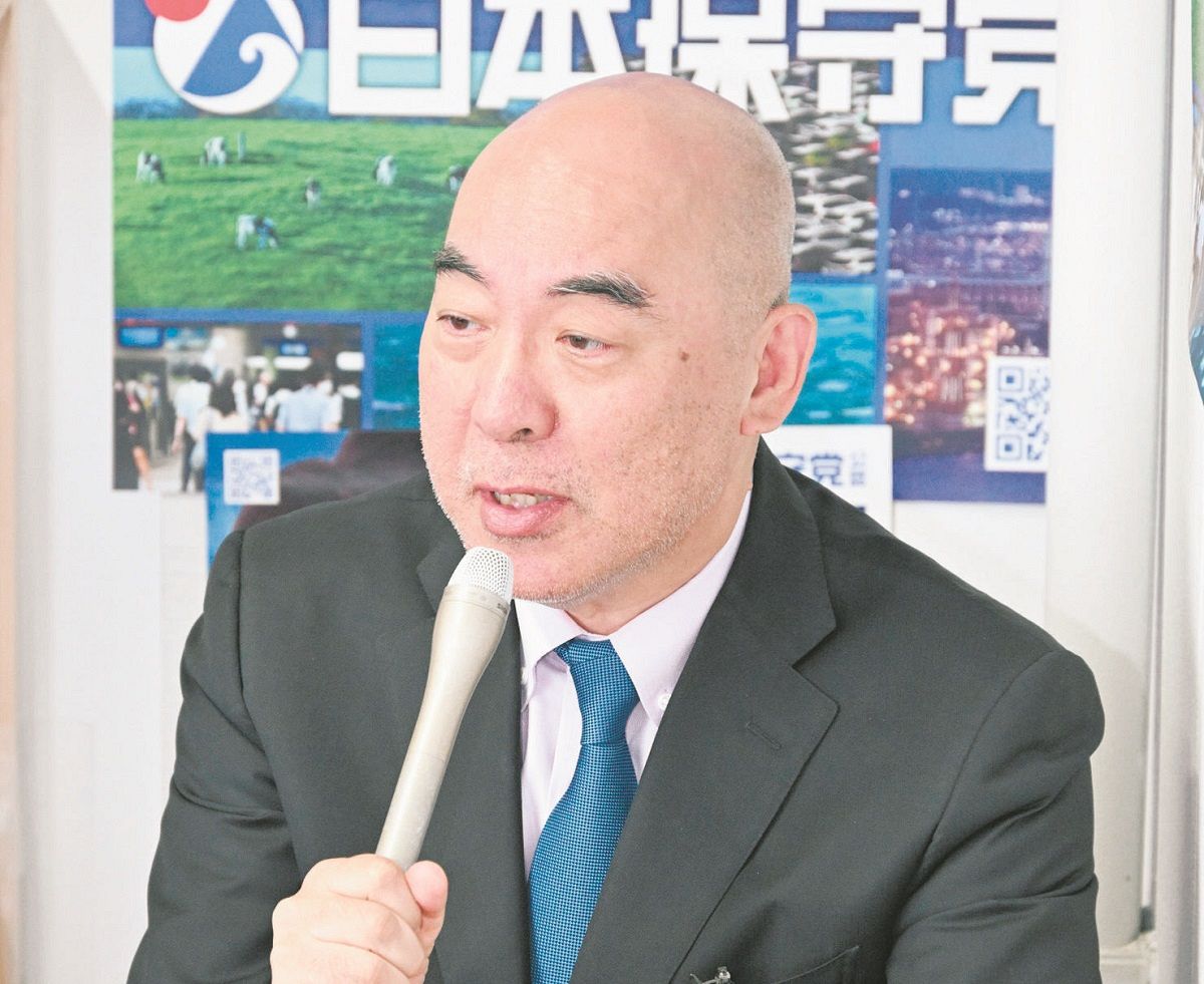 28日夜、敗戦の弁を述べる日本保守党の百田尚樹代表（須藤英治撮影）