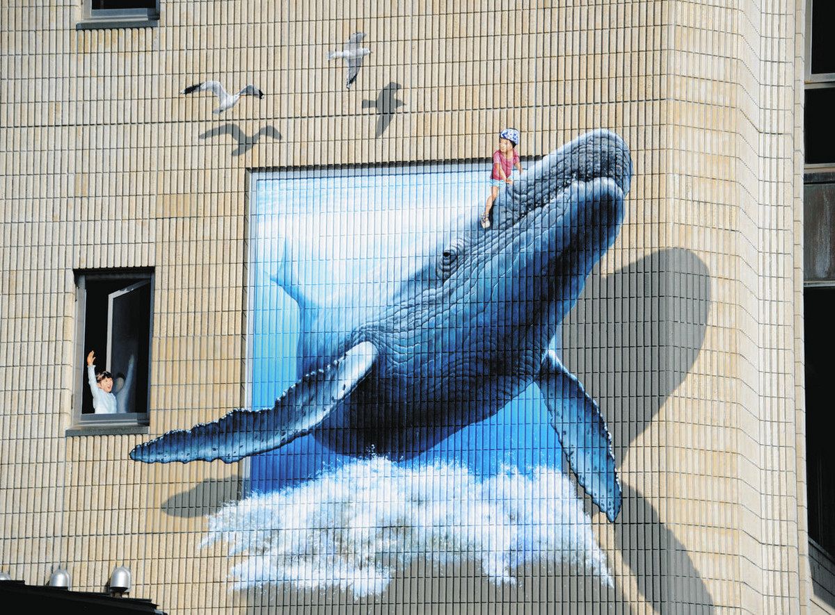 壁から飛び出すザトウクジラ」 捕鯨基地がある南房総・和田に巨大
