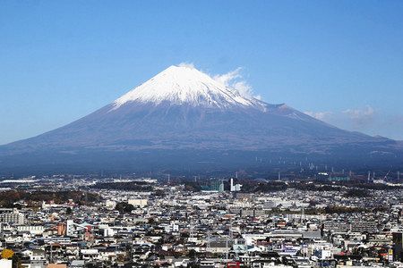 富士市役所屋上から望む富士山（昨年１２月）＝富士市役所で
