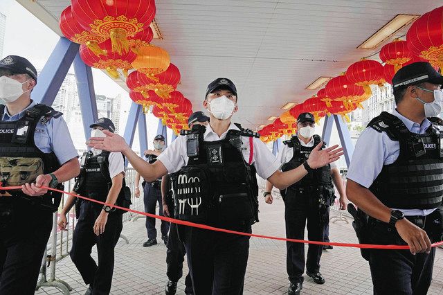 1日、香港市街地で通行規制する警官ら（AP）