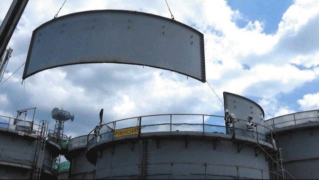 水漏れリスクの高いボルト締め型タンクを解体する作業員＝東京電力提供
