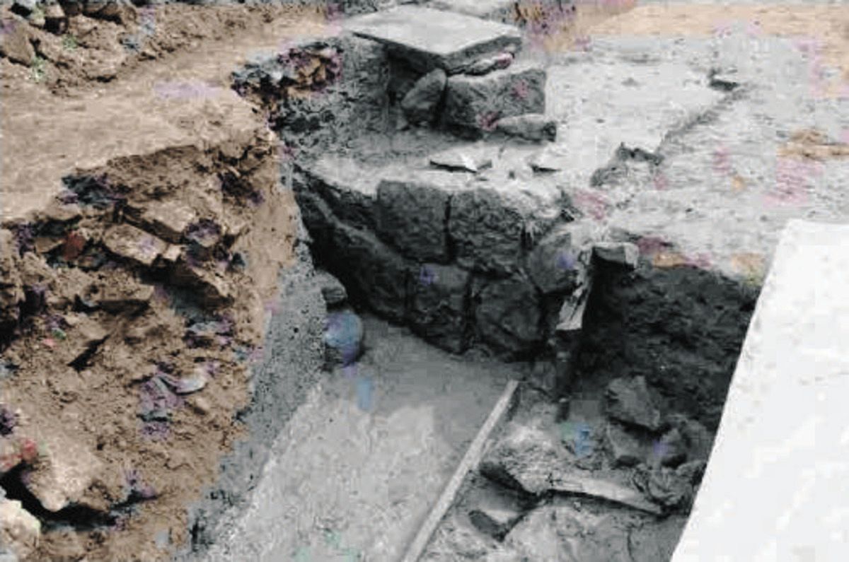 築地市場跡地から見つかった、浴恩園の池の護岸とみられる石積み（都埋蔵文化財センター調査報告書より）
