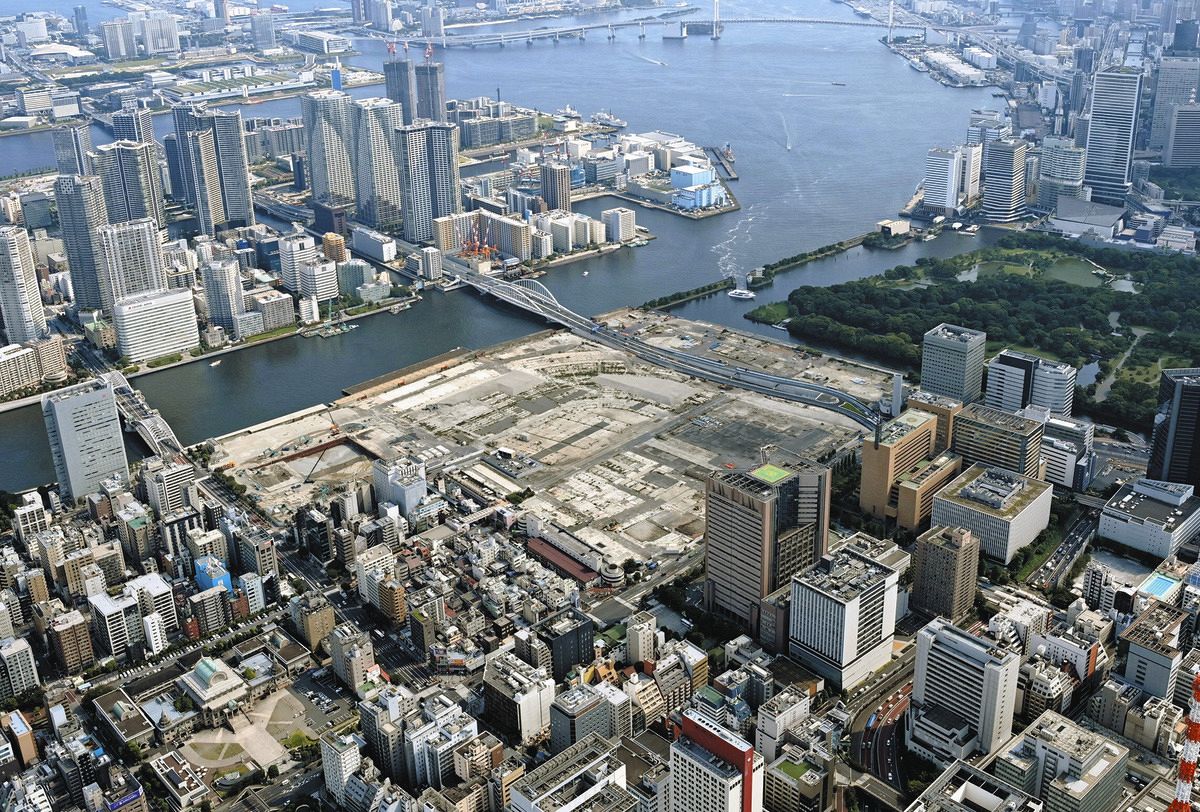 庭園「浴恩園」の遺構が見つかった築地市場跡地（中央）。右は浜離宮恩賜庭園＝東京都中央区で、本社ヘリ「あさづる」から（須藤英治撮影）