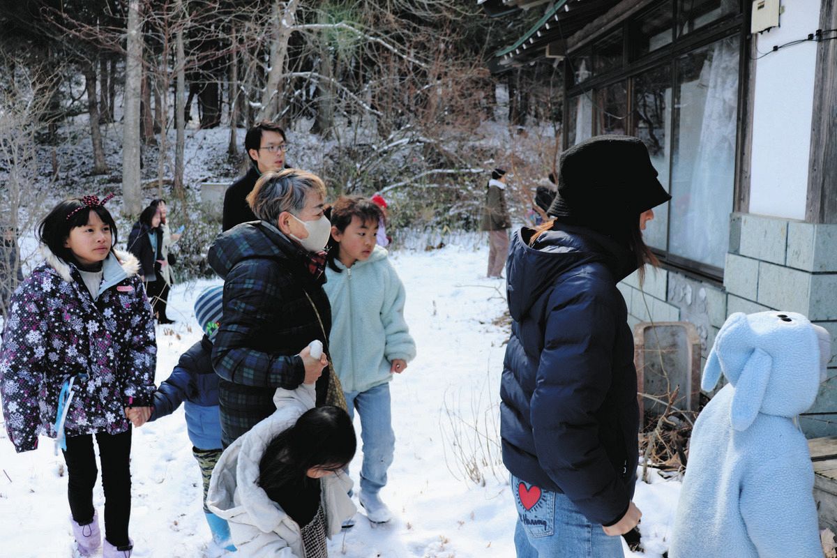 長い避難の間、天井や床が抜け、動物に荒らされた三瓶春江さんの津島の家を見るミュージカルのメンバーら