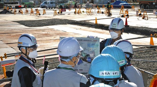 処理水の海洋放出に使う立て坑の建設予定地で、東京電力の担当者から説明を受ける原子力規制委員会の更田豊志委員長（左から２人目）