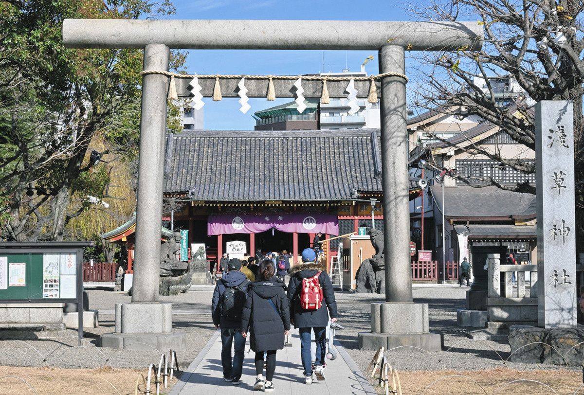 多くの参拝客が訪れる浅草神社
