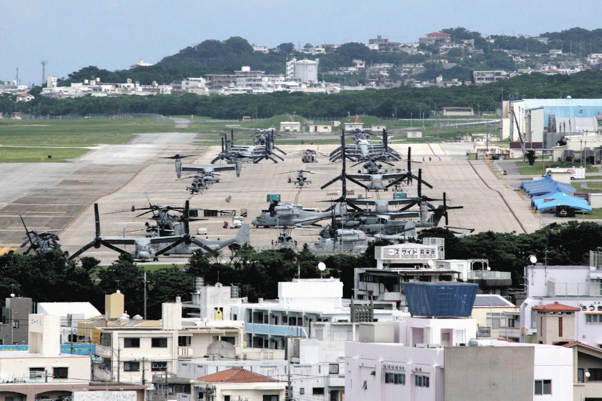 オスプレイなどが駐機する普天間飛行場。沖縄県名護市辺野古が移設先とされる＝沖縄県宜野湾市で