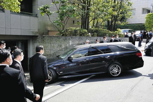 東京都渋谷区の自宅に到着した、安倍元首相の遺体を乗せたとみられる車＝９日午後１時３７分 

