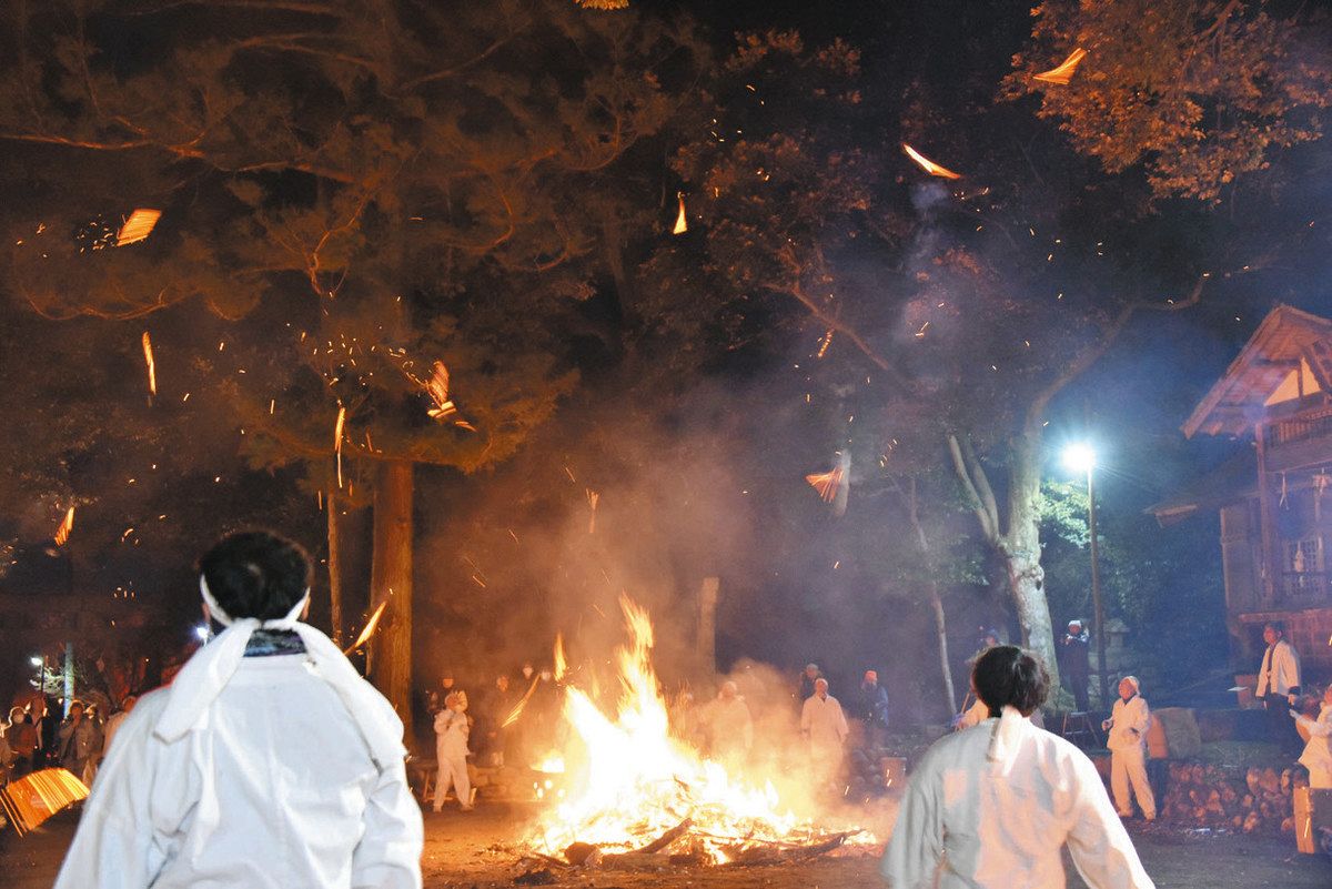 火の付いた まき 空中を飛び交う 桐生の奇祭「御篝神事」：東京新聞