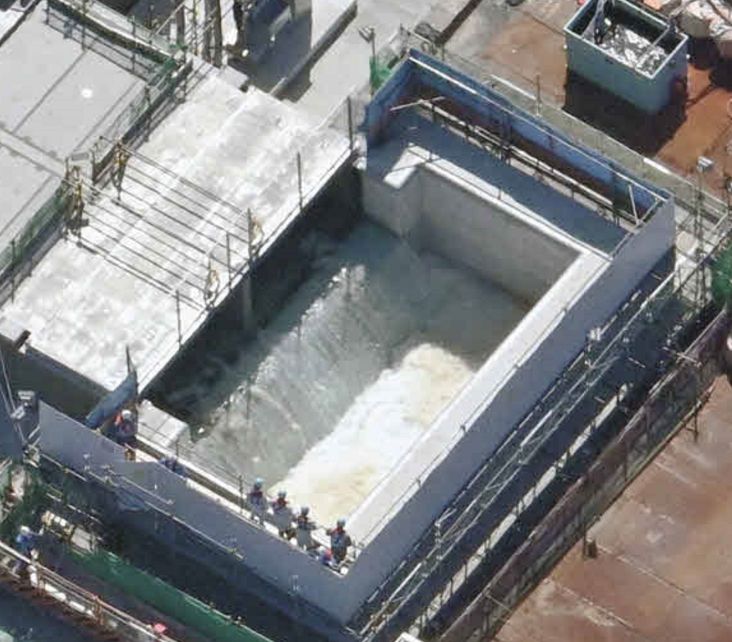 東京電力福島第1原発の処理水の海洋放出が始まり、海底トンネルに直結した立て坑に流れ込む海水で希釈した処理水＝24日午後1時54分、本社ヘリ「おおづる」から
