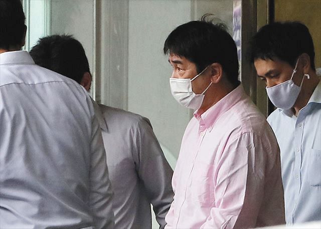 逮捕されたリコール活動団体事務局長の田中孝博容疑者（右から２人目）＝１９日午前、静岡県伊豆市で