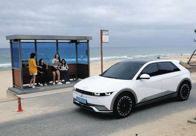 韓国東部・江陵で９月中旬、「ＢＴＳバス停」に到着したＩＯＮＩＱ５ 