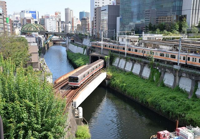 ＪＲ中央線御茶ノ水駅（右側）と東京メトロ丸ノ内線（2017年9月撮影）