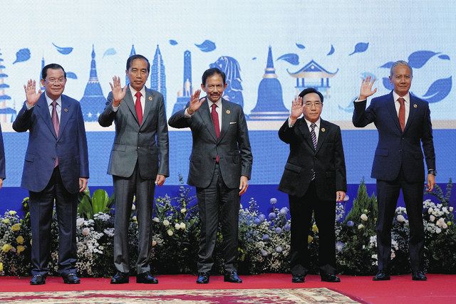 11日、カンボジアのプノンペンで開催されたASEAN首脳会議の開会式で手を振るカンボジアのフン・セン首相㊧ら(AP)