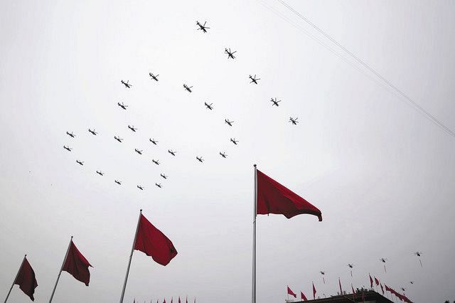 青年団が合唱、上空にヘリが「100」の数字…＜中国共産党100年式典