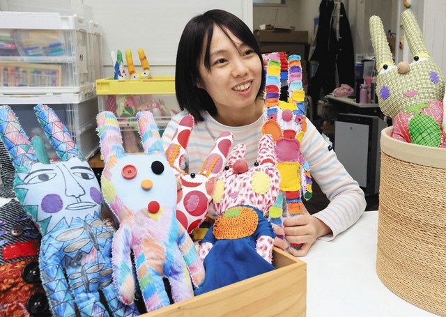 個性的なうさぎの人形を手にする所長の玉井七恵さん＝東京都渋谷区で