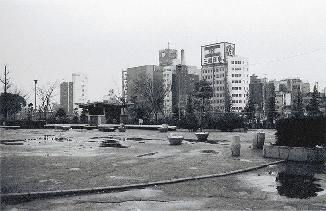 現在のにぎわいからは程遠い池袋西口公園＝１９７４年２月、戸田忠勝さん撮影