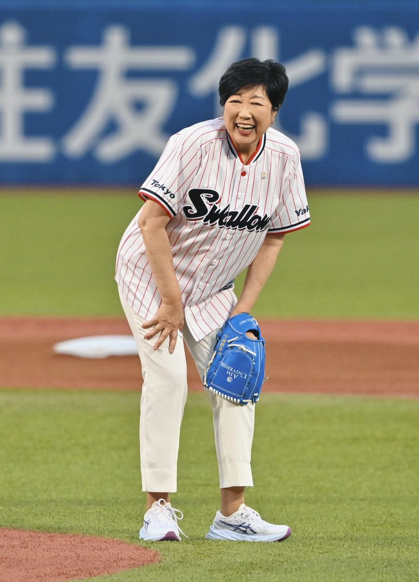 Governor Yuriko Koike concerned about her leg after the pitch = Photo by Taiga Toda